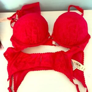 Victoria’s Secret Bombshell Bra and garter